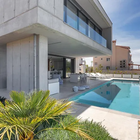 ヴィラ Infinity フヴァル